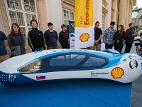 Študenti Strojníckej fakulty STU počas prezentácie študentského vozidla s najnižšou spotrebou, ktoré sa zúčastní súťaže Shell Eco-marathon Europe. Študenti Strojníckej fakulty STU počas prezentácie študentského vozidla s najnižšou spotrebou, ktoré sa zúčastní súťaže Shell Eco-marathon Europe.