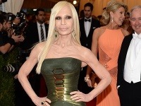 Vychrtlina Donatella Versace strašila na červenom koberci zošúvereným telom.