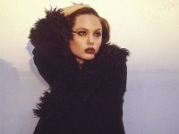 Angelina Jolie na zabudnutých fotkách z roku 1995 nemá také vystúpené lícne kosti ako dnes.