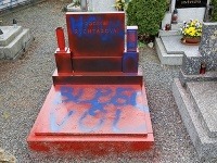 Hrob Rychtářovej rodiny takto zneuctili vandali. 