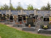 Vandali takto zneuctili cintorín, na ktorom sa nachádza aj hrob Rychtářovej rodiny. 
