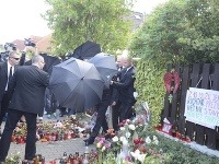 Josefa Rychtářa zakrývali ochrankári dáždnikmi. 