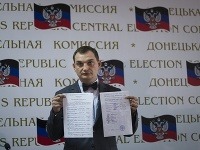 Roman Lyagin ukazuje novinárom výsledky referenda v Donecku