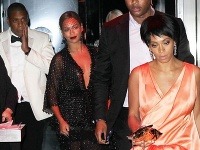 Jay-Z sa drží za líce po tom, čo ho napadla švagriná Solange. Beyoncé sa usmieva, akoby sa ani nechumelilo.