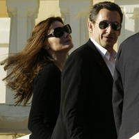 Francúzsky prezident Nicolas Sarkozy s manželkou Carlou Bruni