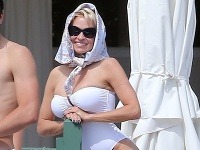 Pamela Anderson so šatkou na hlave predviedla výstavné telo v plavkách.