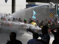 Výbuch bane v Turecku. Polícia používa vodné delá na rozohnanie ľudí, ktorí si uctievajú pamiatku obetí.