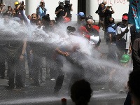Výbuch bane v Turecku. Polícia používa vodné delá na rozohnanie ľudí, ktorí si uctievajú pamiatku obetí.