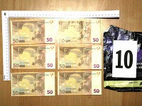 Drogy a falošné bankovky zaistili kriminalisti pri niekoľko týždňov pripravovanej akcii v Trenčianskom kraji.