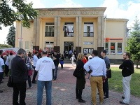 Včera okolo 14:30 sa pred budovou Domu kultúry v Sobranciach začala schádzať verejnosť na očakávanú voľbu predsedu Najvyššieho súdu SR