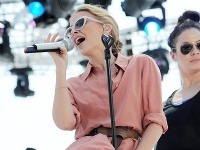 Kylie Minogue priamo na javisku v Cannes nechtiac ukázala nohavičky.