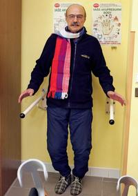 Pri týchto bradlách prvý raz
vstal sám z vozíka.