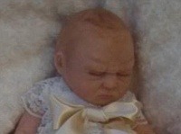 Princ George sa stal námetom pre bábiku novorodenca v jeho životnej veľkosti. Výsledná replika má však odstrašujúci výraz.