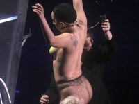 Pribratá Lady Gaga sa v zákulisí necháva obskakovať úplne nahá.