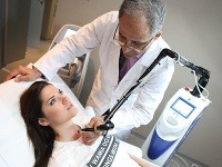 Jana Mutňanská s Mudr. Mahdi Nasabom pri ošetrení frakčným laserom Bios.