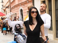 Lucia Hablovičová si teplé slnečné počasie užívala spolu so svojou rodinkou v uliciach Bratislavy. 