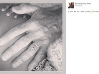 Ruka Brucea Willisa s malou rúčkou jeho novorodenej dcérky Evelyn Penn. 