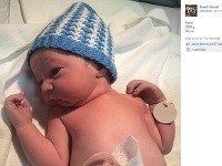 Na sociálnej sieti Facebook zverejnil raper Vec prvé fotky svojho synčeka Fedora. 
