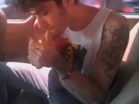 Zayn Malik si na videu zapaľuje marihuanovú cigaretu. 