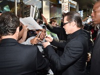 Brad Pitt pri autogramiáde počas premiéry filmu Vládkyňa zla.