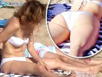 Jennifer Lopez prekvapila ochabnutým telom - na verejnej pláži pretŕčala faldy na zadku aj na bruchu.