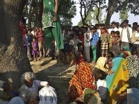 Gang v Indii údajne znásilnil a obesil dve tínedžerky