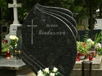 Na náhrobku Eduarda Bindasa dominuje nápis - Rodina Bindasová. 