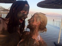Tara Reid vyrazila s milencom k Mŕtvemu moru, kde desila vyziabnutou postavou v bikinách.