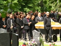 Poslednú rozlúčku s Lukášom Bečkom veľmi ťažko znášala jeho mama, ktorú museli počas pohrebu  podopierať blízki.
