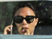 Victoria Beckham si pri telefonovaní v aute nechutne obžúvala nechty.