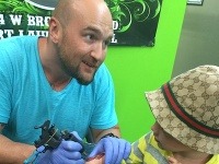 Mnohé deti majú rady "tetovačky". Syn Borisa Kollára sa v tomto neodlišuje. 