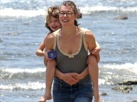 Milla Jovovich si užíva deň na pláži so svojou dcérou Ever.