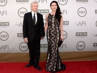 Michael Douglas a Catherine Zeta-Jones manželskú krízu definitívne prekonali. Michael Douglas a Catherine Zeta-Jones manželskú krízu definitívne prekonali.