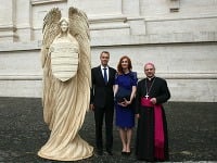 Pápež František prijal dreveného anjela Pápež František prijal dreveného anjela