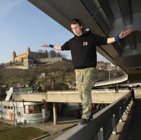 „Základom
je prekonať
strach,“ povedal Martin
Boďa (18) počas balansovania
na zábradlí Nového
mosta.