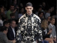 Na prehliadke módneho domu Givenchy zažiaril Slovák Filip Hrivňák.