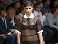 Na prehliadke módneho domu Givenchy nechýbala Adriana Lima.