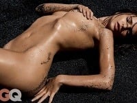 Emily Ratajkowski si zapózovala úplne nahá a na výsledných záberoch vyžaruje priam živočíšny sexepíl.