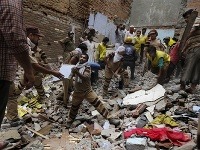 V Indii naďalej pátrajú v troskách zrútených budov