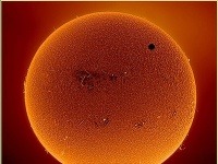 Nádherné fotografie Slnka sa podarili paradoxne amatérskemu astronómovi.