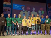 Náš tím v žltých tričkách zľava: T. Belan, P. Fulla, J. Hozza, M. Forišek Náš tím v žltých tričkách zľava: T. Belan, P. Fulla, J. Hozza, M. Forišek