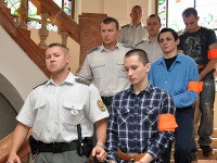 Trojica odsúdených stredoškolákov Ondrej Devečka (vpravo hore), Alexander Majdiš (druhý sprava) a Andrej Párička (dole vpravo). 