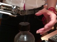 Mirka Partlová sa vo videu snažila otvoriť fľašu so šróbovacím uzáverom pomocou otvárača na víno. 