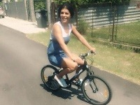 Silvia Šarköziová sa nechá nahovoriť na kadečo - napríklad aj na jazdu na malom bicykli. 