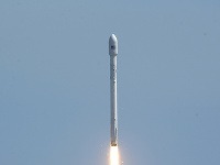 Spoločnosť SpaceX vyslala do vesmíru raketu s komunikačnými satelitmi