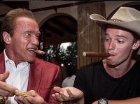 Patrick Schwarzenegger s otcom Arnoldom pri pokri