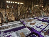 Šaty ľudí, ktorí boli zavraždení v katolíckom kostole v meste Ntarama, visia nad rakvami obsahujúcimi ich pozostatky
