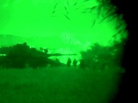 Fotka tanku nočným videním počas pozemkovej ofenzívy.

