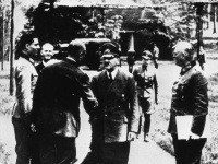 Vpredu zľava: Stauffenberg, Hitler a Keitel