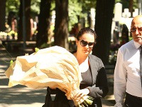 Herečka Petra Polnišová priniesla veľkú kyticu kvetov. 